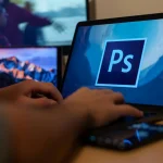 Personna treballant a l'ordinador amb photoshop