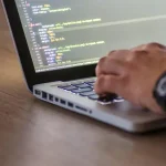 Persona programando código